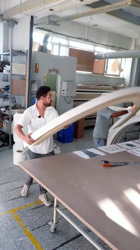 Un modul curbat de arc este manipulat în atelier