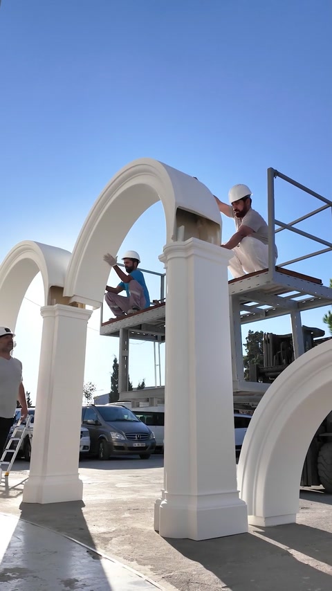 Echipa unește arcul superior între două coloane decorative