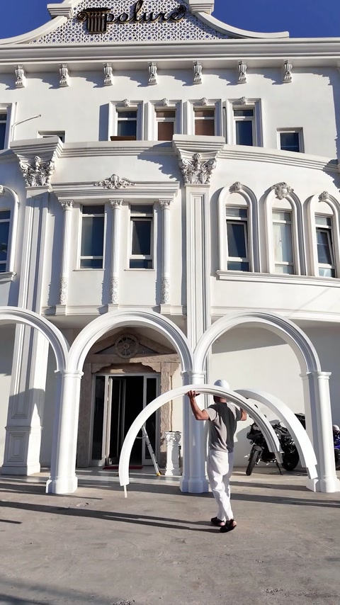 Ansamblurile arcuite sunt pregătite în fața fațadei ornamentate