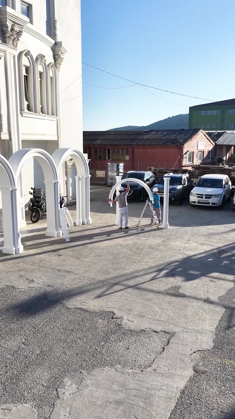 Mai multe arcade albe sunt distribuite de-a lungul intrării