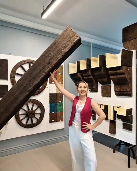 Femeie prezintă o grindă lângă panoul de mostre din showroom
