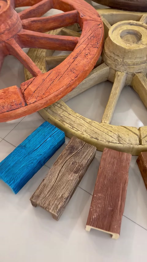 Mostre colorate și roți decorative expuse în spațiul de prezentare.