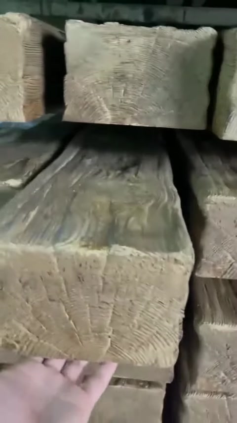 Detaliu al unei grinzi cu fibră de lemn profund reliefată.