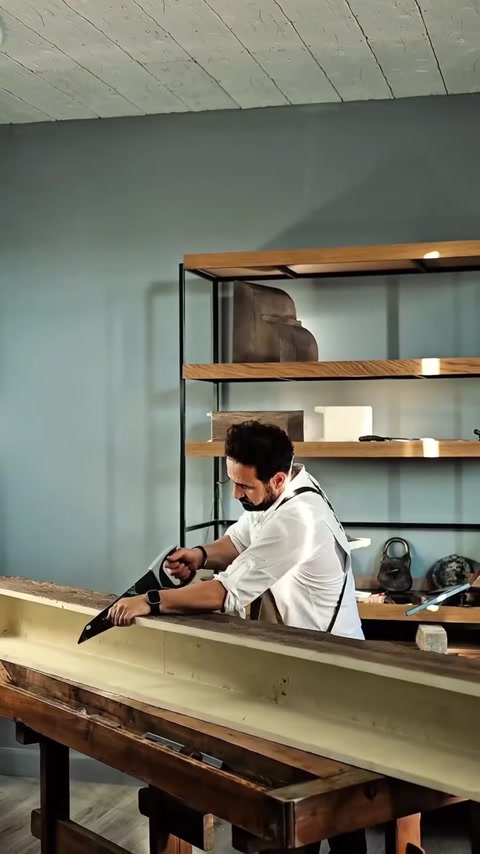 Pregătirea grinzii decorative pe bancul din atelier.