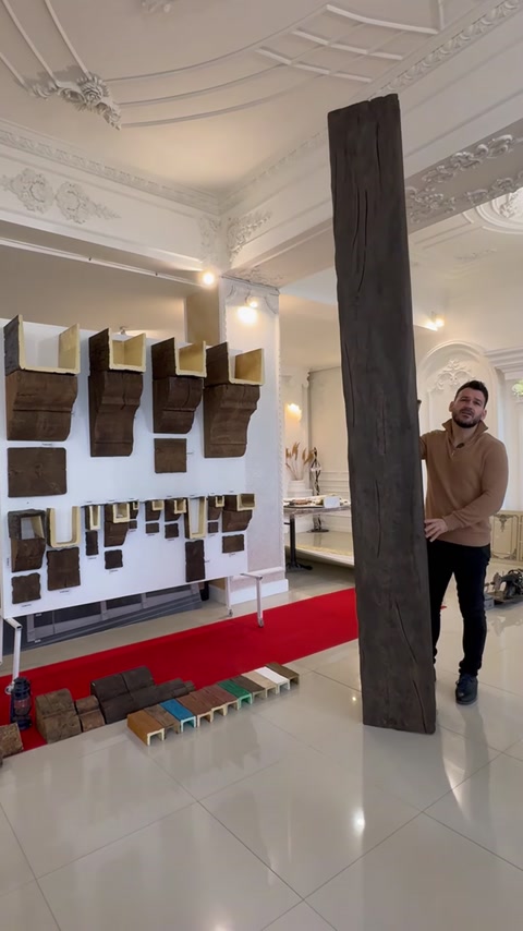 Prezentarea dimensiunii unei grinzi lungi în salonul decorat.