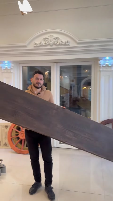 Element decorativ orizontal prezentat în fața peretelui ornamentat.