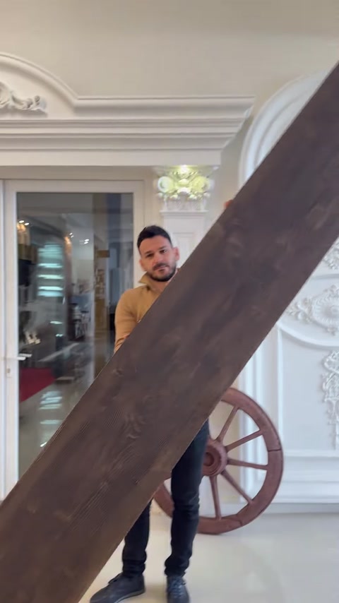 Textura longitudinală a grinzii apare clar în prim-plan.