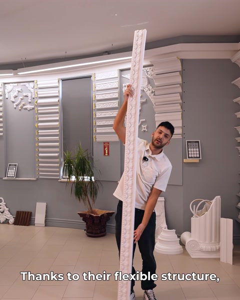 Brâu lung ținut vertical, ambianța showroomului cu coloane în fundal