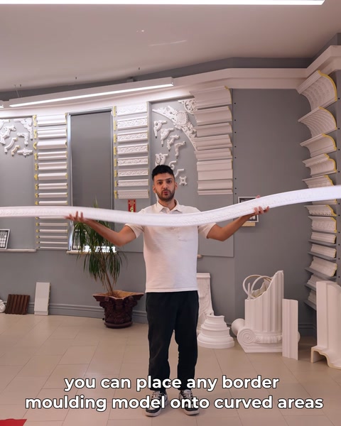 Brâu flexibil întins între mâini, lat de aproape doi metri