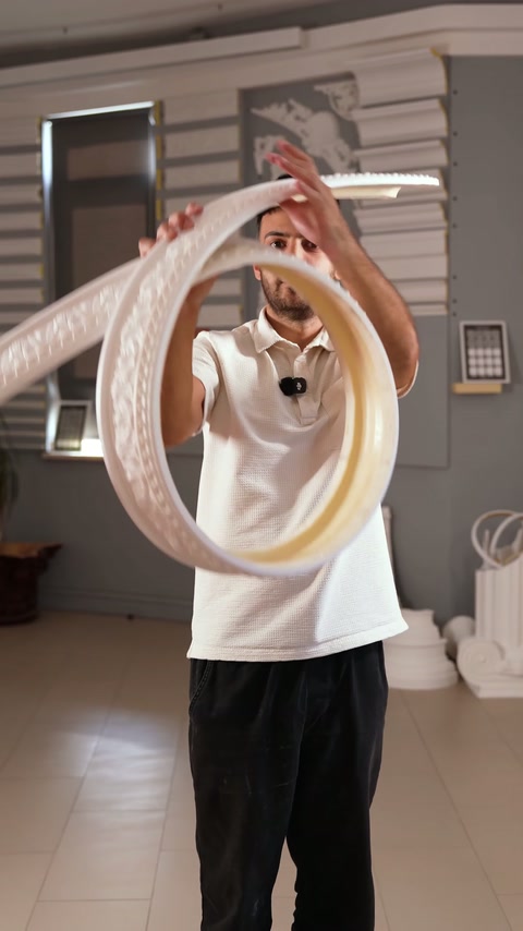 Profilul decorativ flexibil este îndoit circular de prezentator în spațiul expozițional.