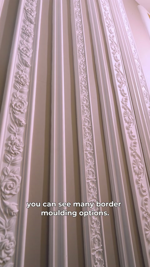 Prim-plan cu brâuri decorative paralele, având modele florale și liniare.