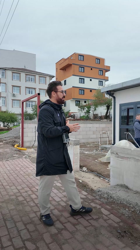 Explicarea proiectului continuă lângă zidul exterior și tâmplăria montată