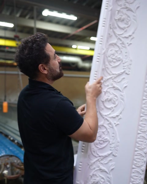 Scafa cu model de trandafiri este ridicată vertical din matriță