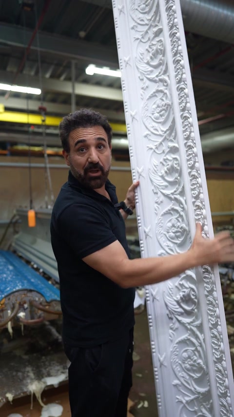 Profilul decorativ este ținut curbat deasupra capului operatorului.