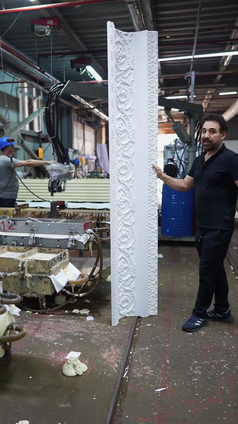 Scafa întreagă este expusă vertical în hala de producție.