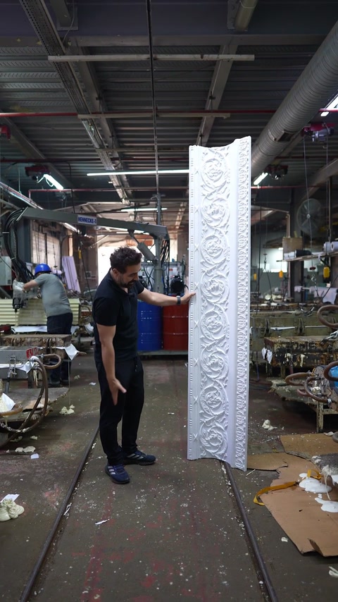 Piesa completă prezintă ornamentația repetată pe întreaga lungime.