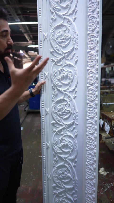 Marginea profilului prezintă un șir uniform de perle decorative.