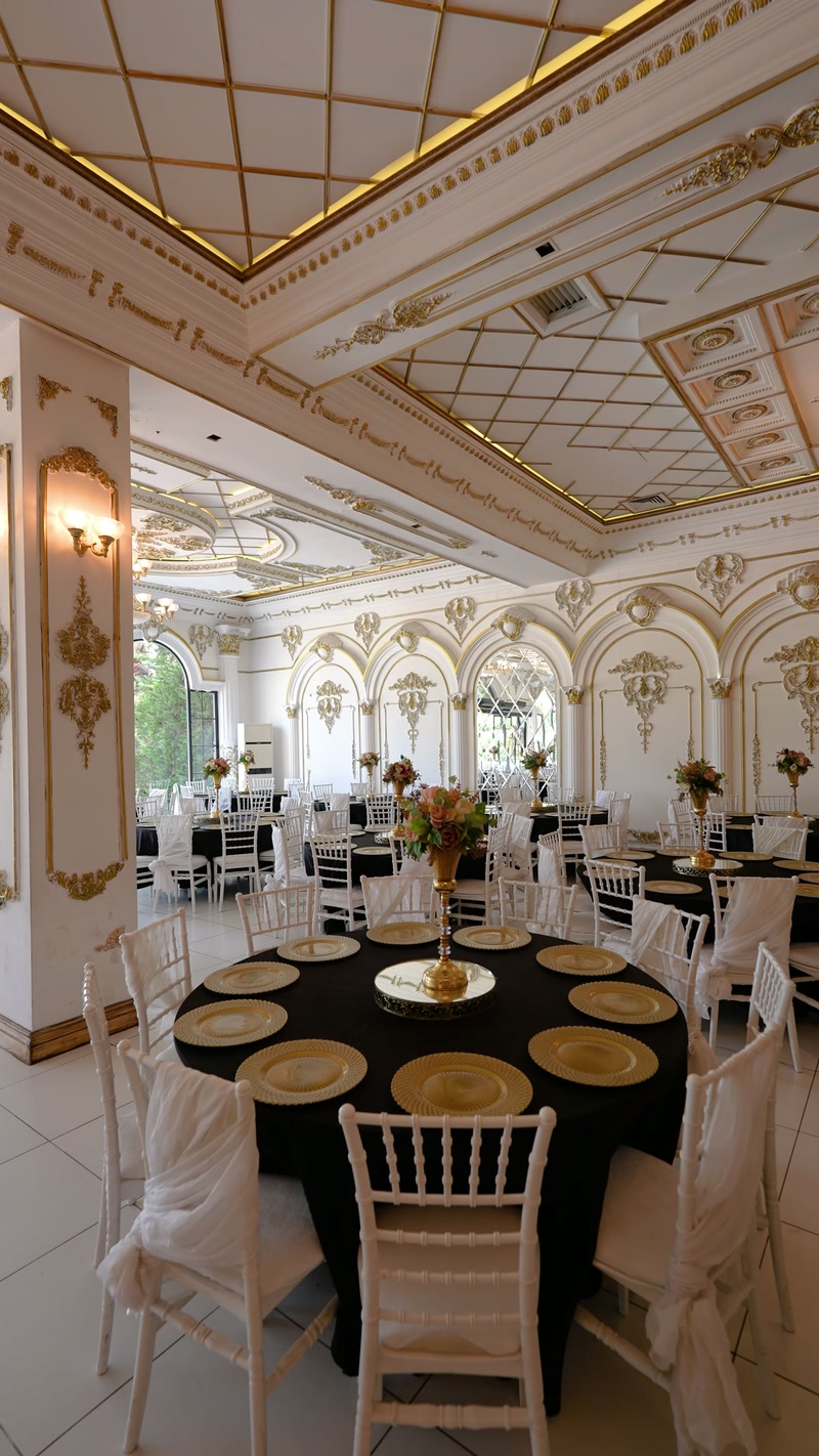 Decor de tavan pentru săli de nuntă: scafe, ornamente aurii și candelabre