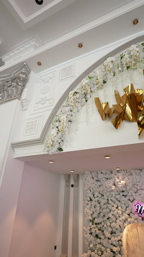 Cadru arhitectural alb cu pilaștri și profile decorative