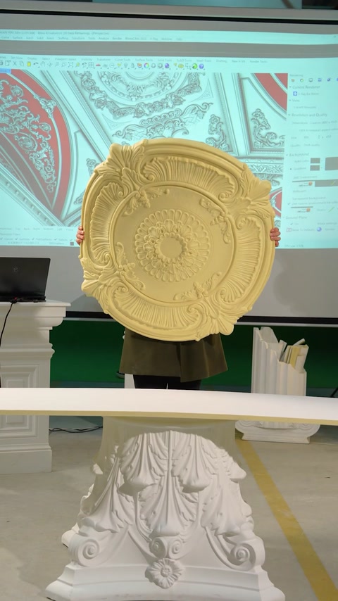 Medalion decorativ circular ținut vertical în fața proiectului digital.
