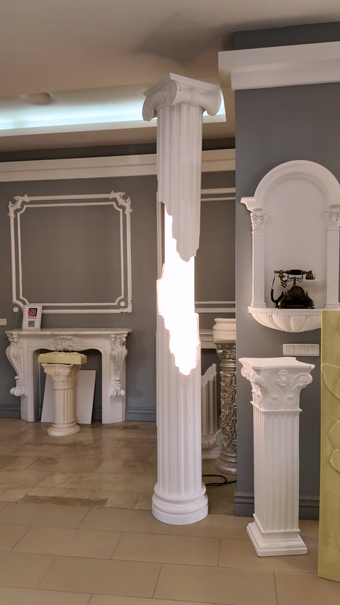 Ansamblu de showroom cu coloane, pilaștri și chenare decorative