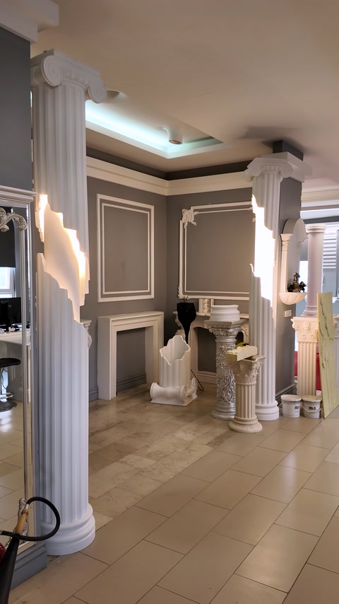 Amenajare clasică de showroom cu coloane și chenare de perete