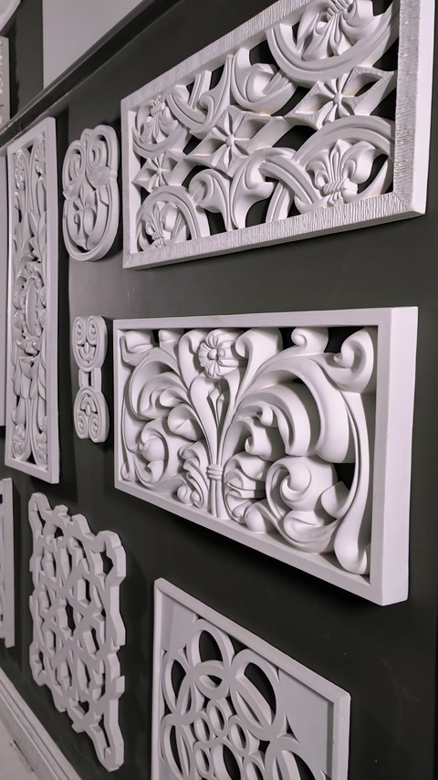 Colecție murală de panouri decorative cu reliefuri florale distincte