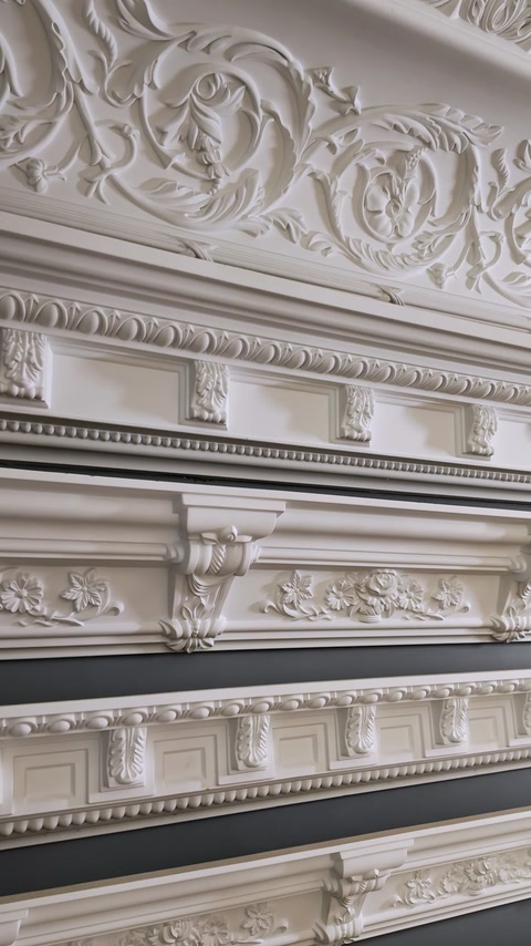 Profile ornamentale elaborate cu frize florale și console integrate