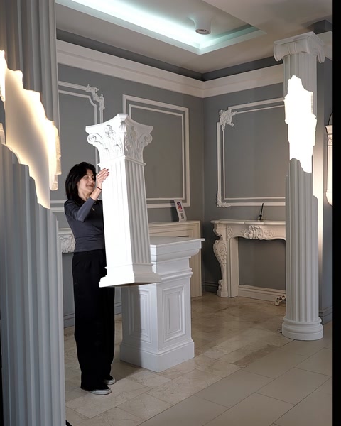 Detaliu al capitelului cu frunze la o coloană romană scurtă