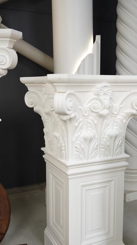 Capitel corintic decorativ, finisat cu volute și frunze reliefate.