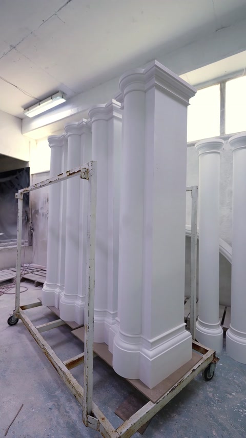 Coloane decorative canelate expuse în atelier pentru alegerea modelului.