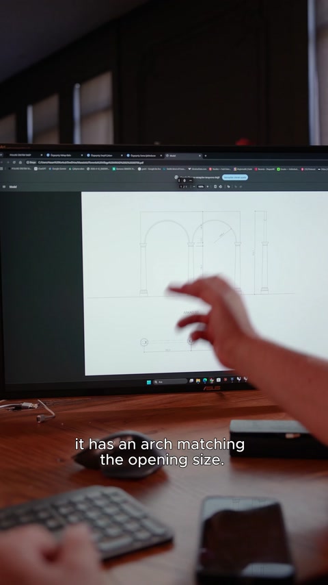 Arcul semicircular adaptat dimensiunii deschiderii este analizat în elevație.