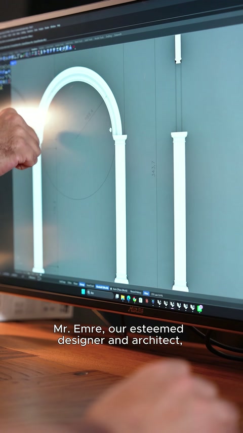 Pe monitor este prezentată o arcadă cu coloane și capiteluri decorative.
