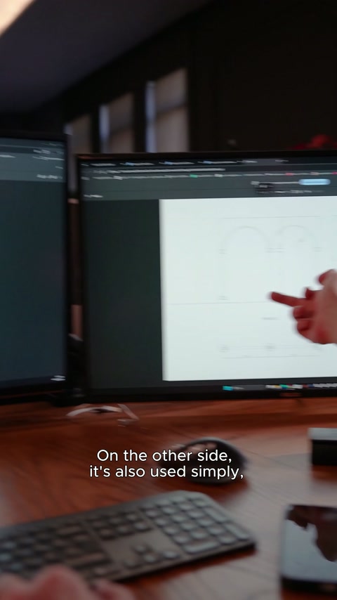 Un monitor prezintă detaliul profilului curbat și al capitelului decorativ.