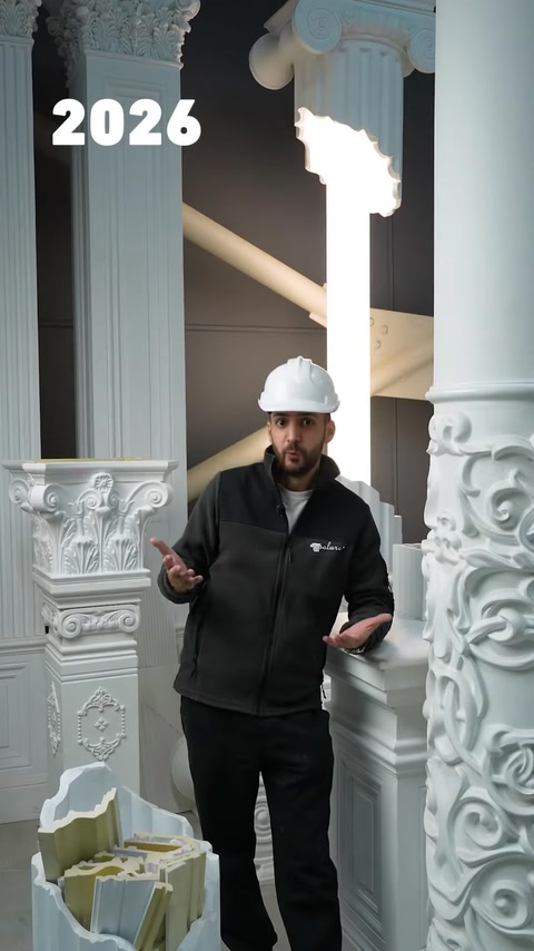 Prezentatorul explică poliuretanul între coloane decorative albe expuse