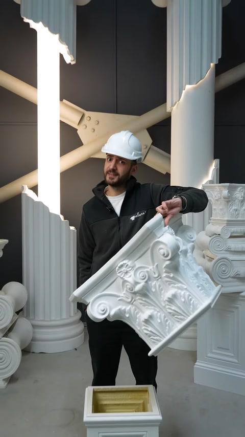 Interiorul gol al capitelului evidențiază structura piesei decorative