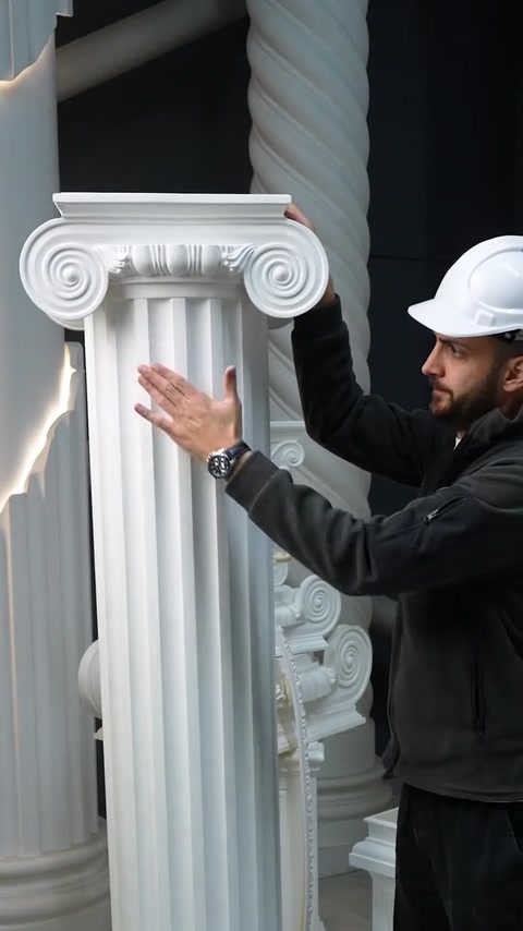 Capitelul ionic și fusul canelat sunt prezentate împreună în showroom
