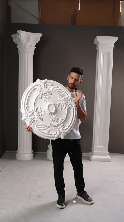 Rozetă mare de tavan cu model floral detaliat