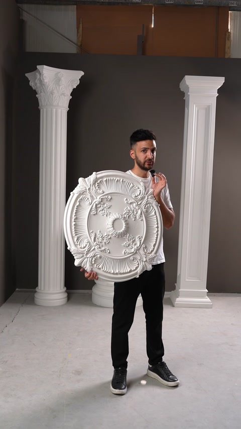 Rozetă decorativă de tavan cu ornamente florale diferite
