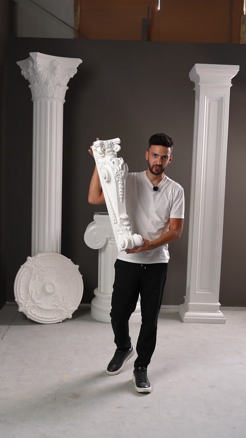Capitel de coloană prezentat alături de o rozetă decorativă