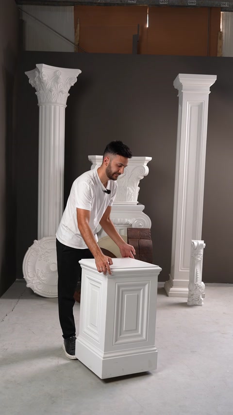 Bază de coloană montată pe un piedestal decorativ alb