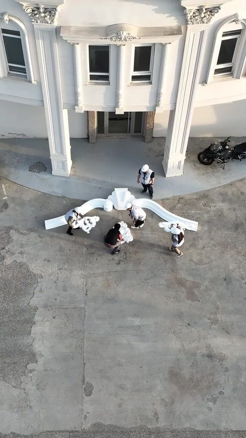 Ornamentul orizontal cu volute este montat între aripile superioare.