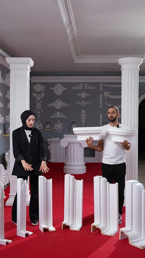 Capitelul de stâlp este explicat între coloanele decorative expuse.