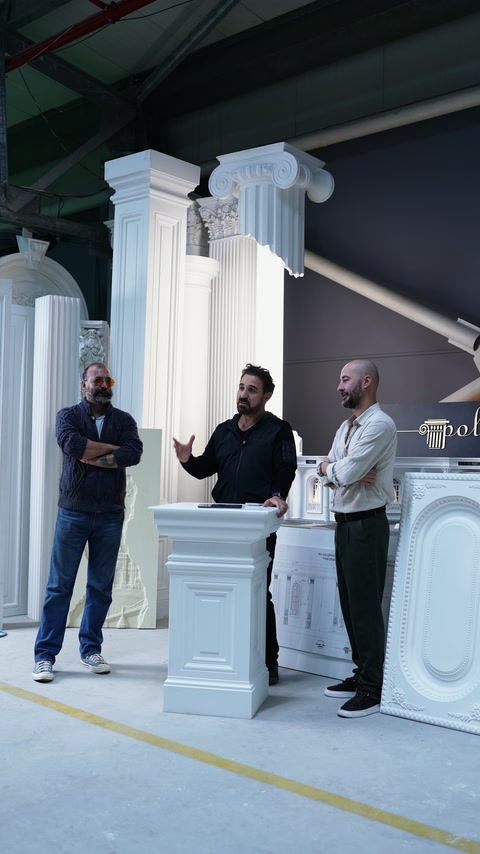 Ansamblu expozițional cu coloane clasice și piedestal decorativ alb