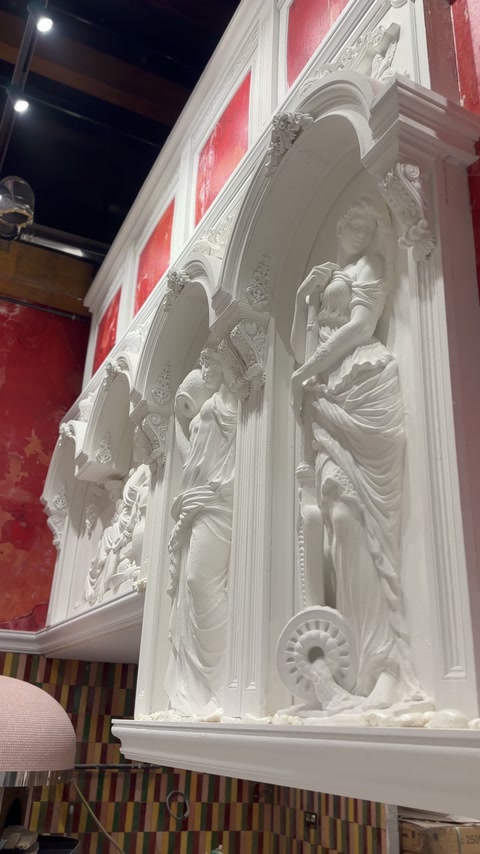 Detaliu lateral al nișei arcuite cu sculptură drapată