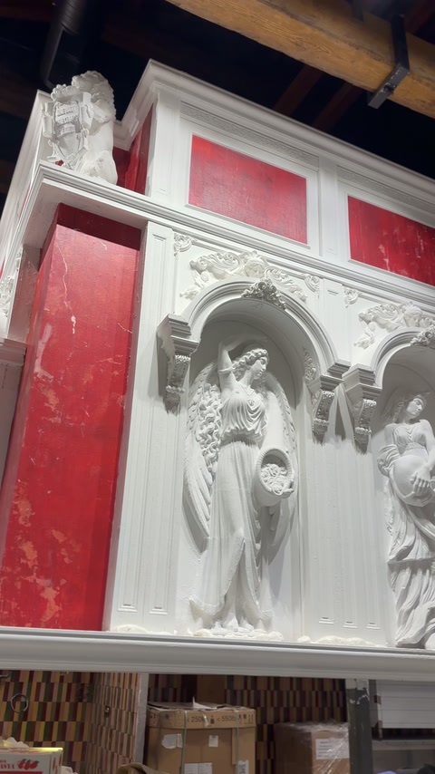 Compoziție clasică verticală cu figuri sculptate și ancadramente ornamentale