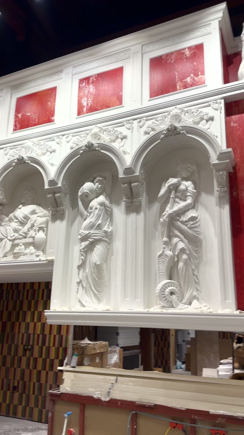 Vedere apropiată asupra arcadelor ornamentate și sculpturilor integrate
