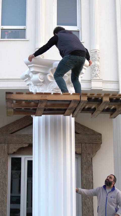 Poziționarea capitelului decorativ pe partea superioară a coloanei