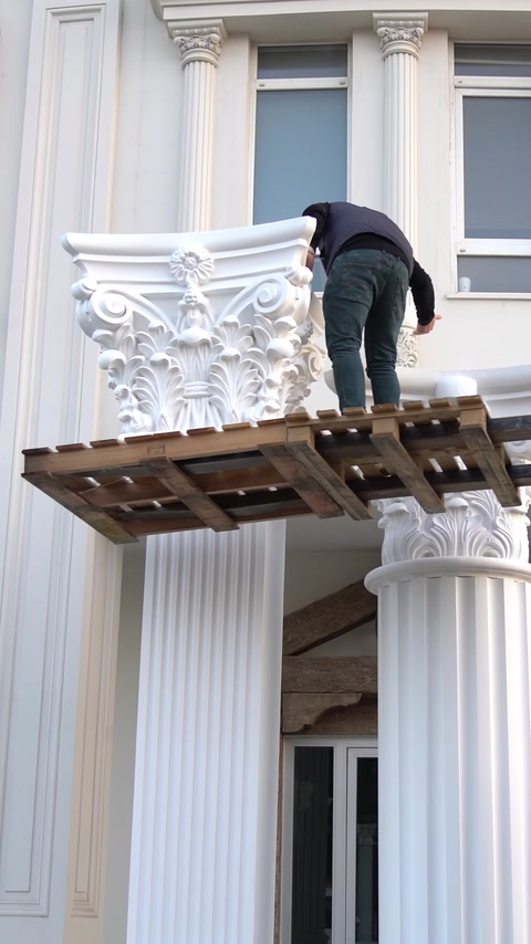 Două capiteluri bogat ornamentate sunt aliniate pe coloane canelate