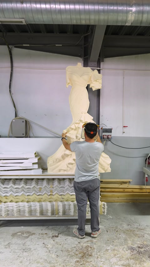 Un element figurativ este finisat manual în zona de producție.